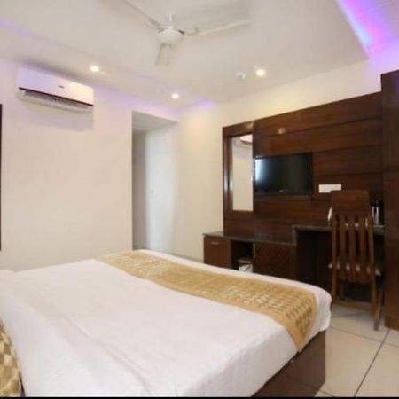 Hotel Silver Palm Zirakpur ภายนอก รูปภาพ