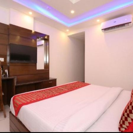 Hotel Silver Palm Zirakpur ภายนอก รูปภาพ