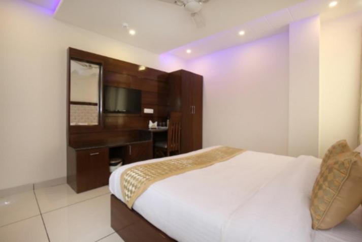 Hotel Silver Palm Zirakpur ภายนอก รูปภาพ
