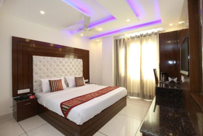 Hotel Silver Palm Zirakpur ภายนอก รูปภาพ