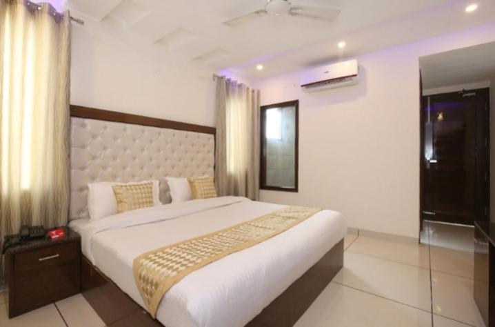 Hotel Silver Palm Zirakpur ภายนอก รูปภาพ