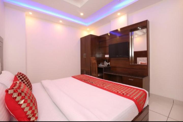 Hotel Silver Palm Zirakpur ภายนอก รูปภาพ