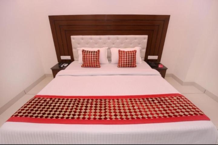 Hotel Silver Palm Zirakpur ภายนอก รูปภาพ